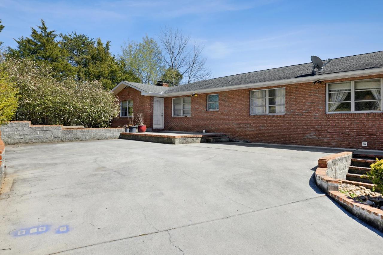 Mid-Century Vintage Brick Ranch Upstairs Guesthouse Sevierville Exterior foto